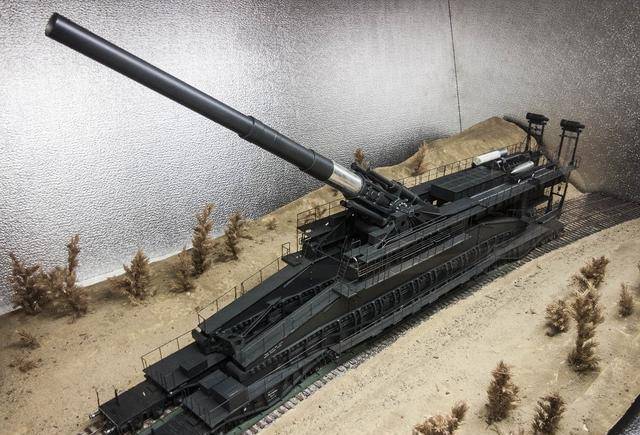 原创古斯塔夫巨炮6发炮弹打废一个要塞操纵一台炮足足需要4000人