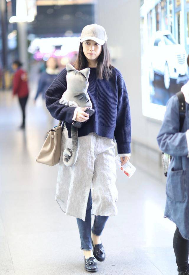 原创蒋欣不顾前不顾后时尚装这么薄照样穿背面却勒出痕迹真尴尬