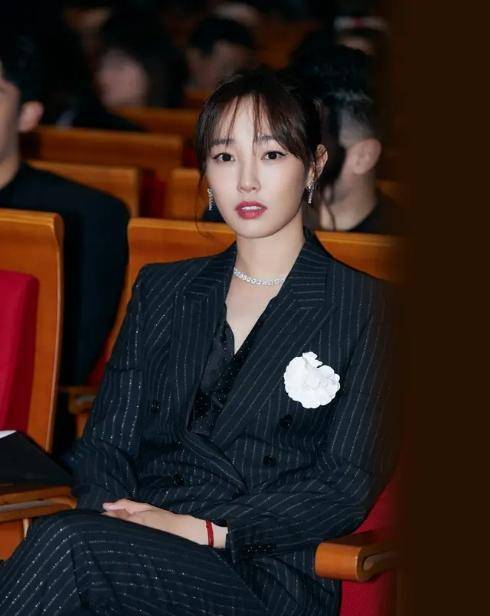 原创白百何惨变大妈太朴素和前夫一起接儿子放学陈羽凡啤酒肚抢眼