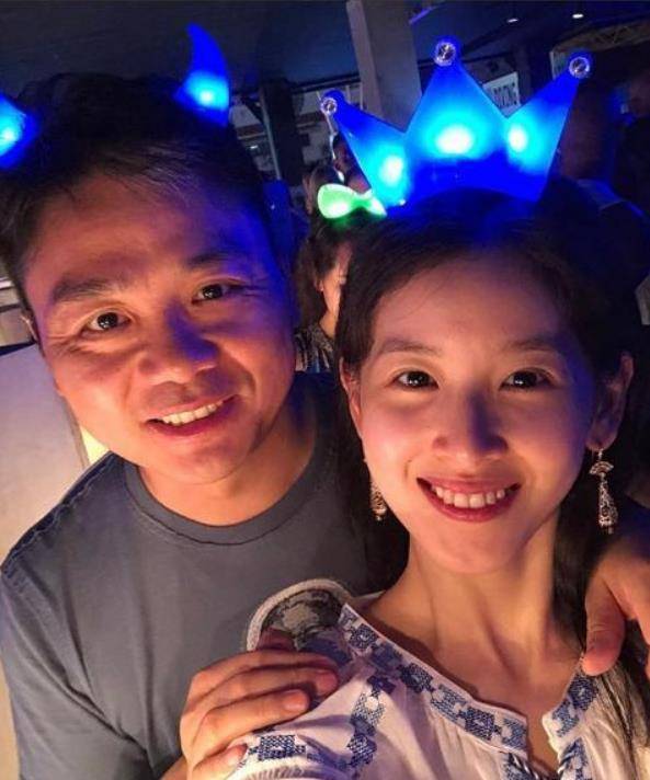 但其实章泽天在大学里据传言和学霸梁植还曾交往过,梁植当时也是有名