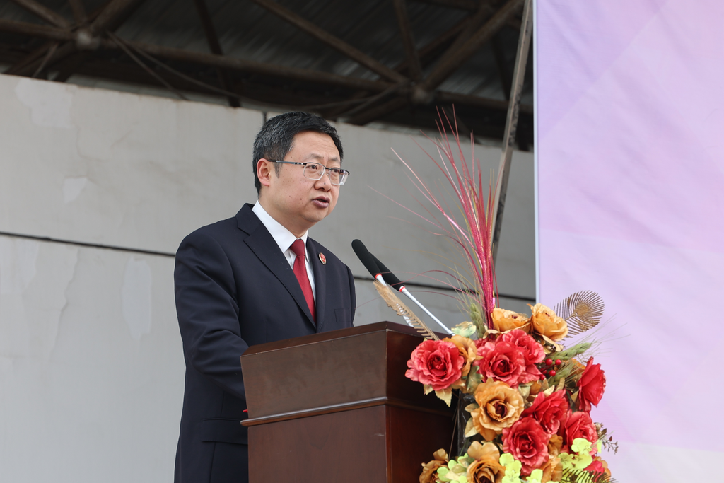 姜堰第二中学举办泰州市未成年人18岁成人仪式示范活动暨高考誓师大会