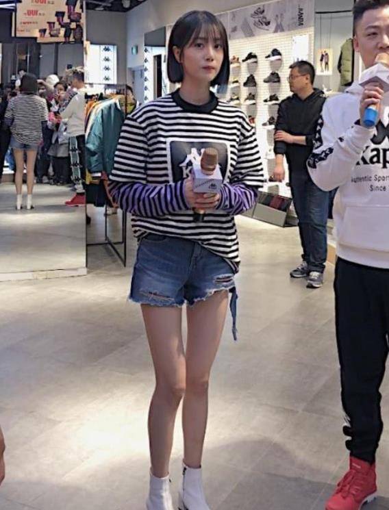 top3 李溪芮沈月的无修图就比较尴尬了,平时在舞台上上的照片,腿说不