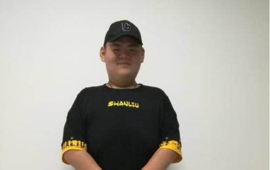 原创山东第一胖王浩楠1年从688斤减到325斤变瘦后成功抱得美人归