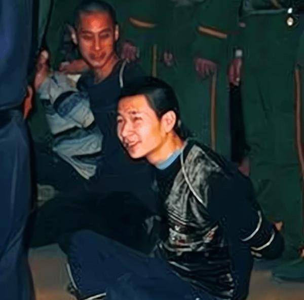 孤独内心的孤独与寂寞是陈勇峰典型特点,讥讽与嘲笑让