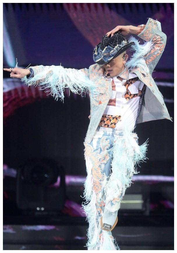 方媛全家陪伴郭富城演唱会,两女儿欢快挥手,活泼俏皮._演出_家人_肌肉