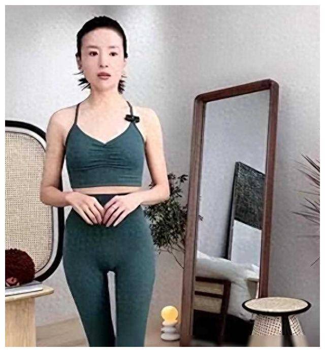 董洁反穿瑜伽裤直播风波,身材干瘪招质疑,镜头前尴尬闪躲.