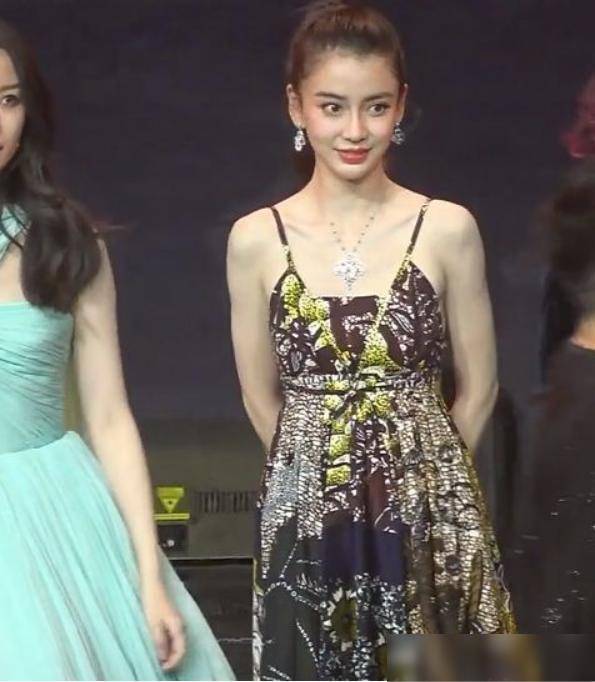 原创杨颖领奖当晚摄影师故意美颜关掉baby颜值暴露真实面貌引争议