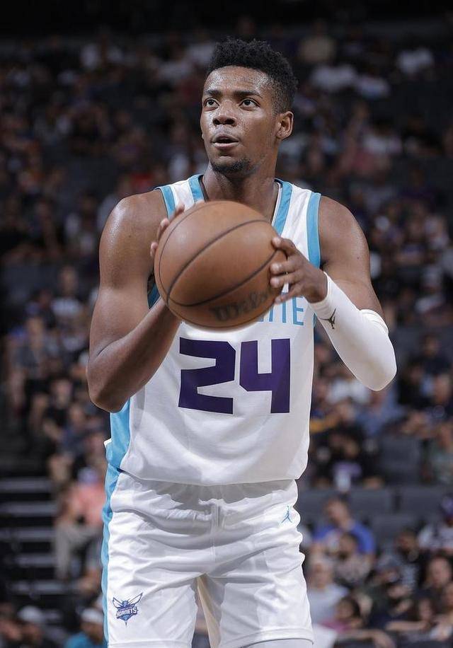 黄蜂新星崭露头角:榜眼秀展现潜力,引领球队未来_布