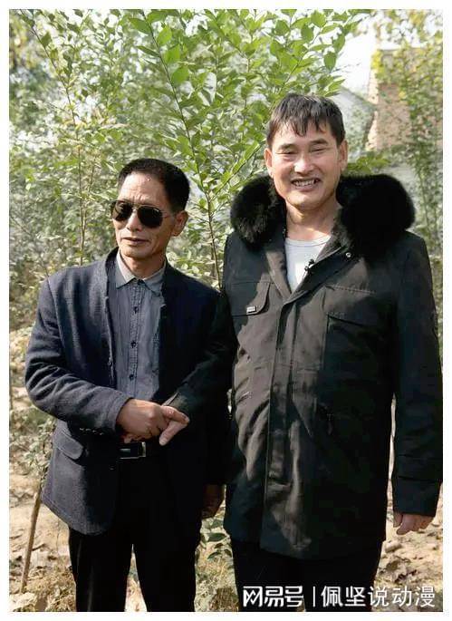 哥请网红姜涛吃饭,聚会现场狼狈不堪,桌上用的塑料杯引争议_朱之文