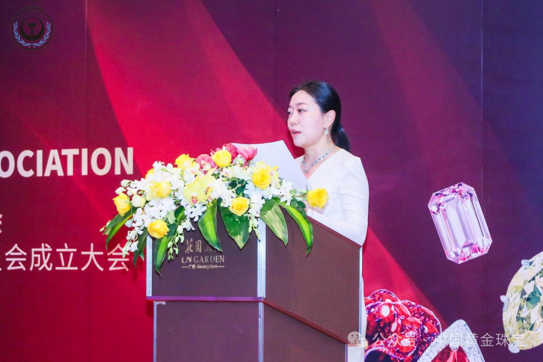 万莉向协会珠宝委委员于思迅,庄武龙,潘悦,冯秀云,黄真真,林映春,戴劼