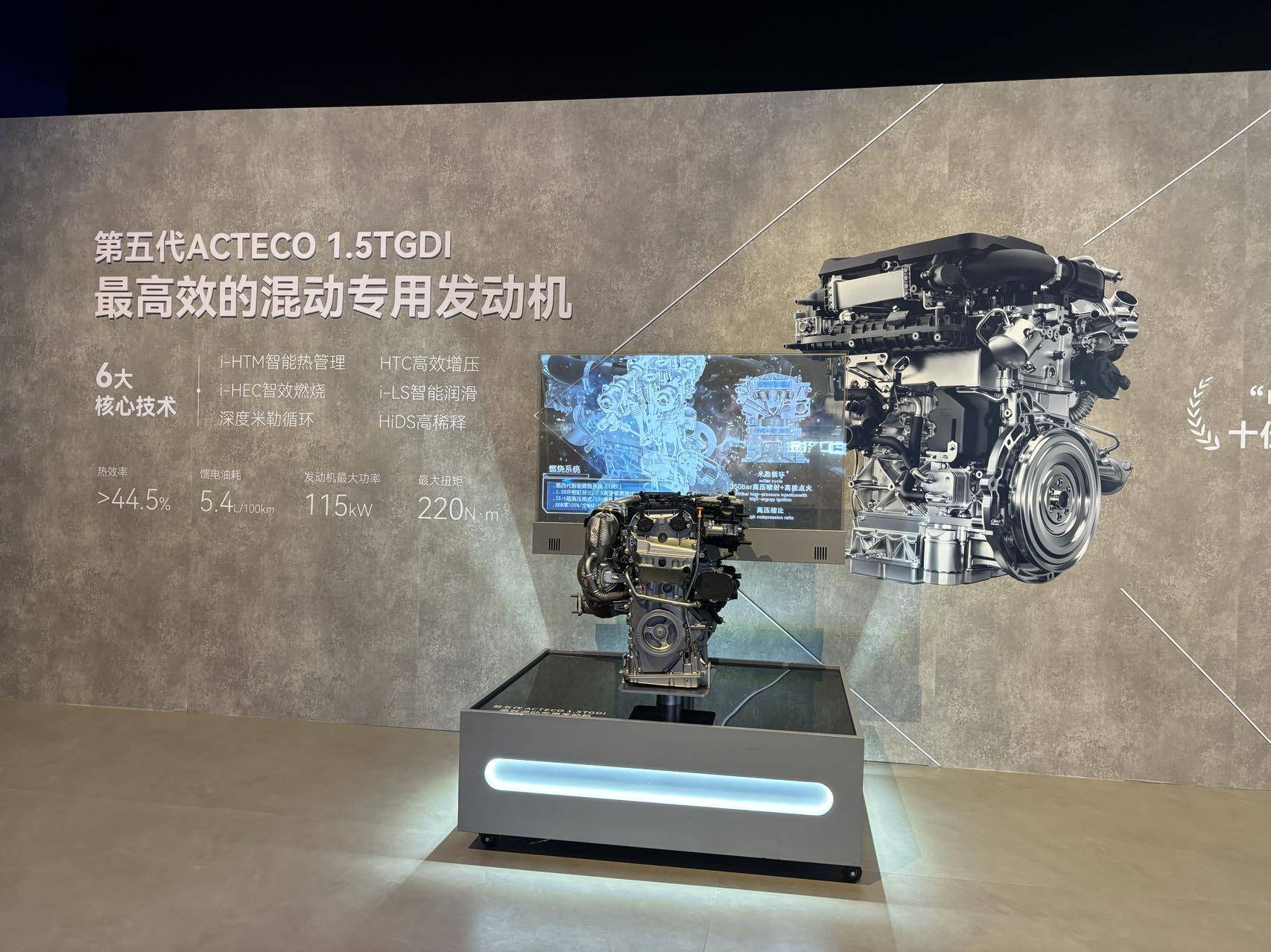 另外单电机两驱版车型综合功率270kw,双电机四驱版综合功率443kw,可以