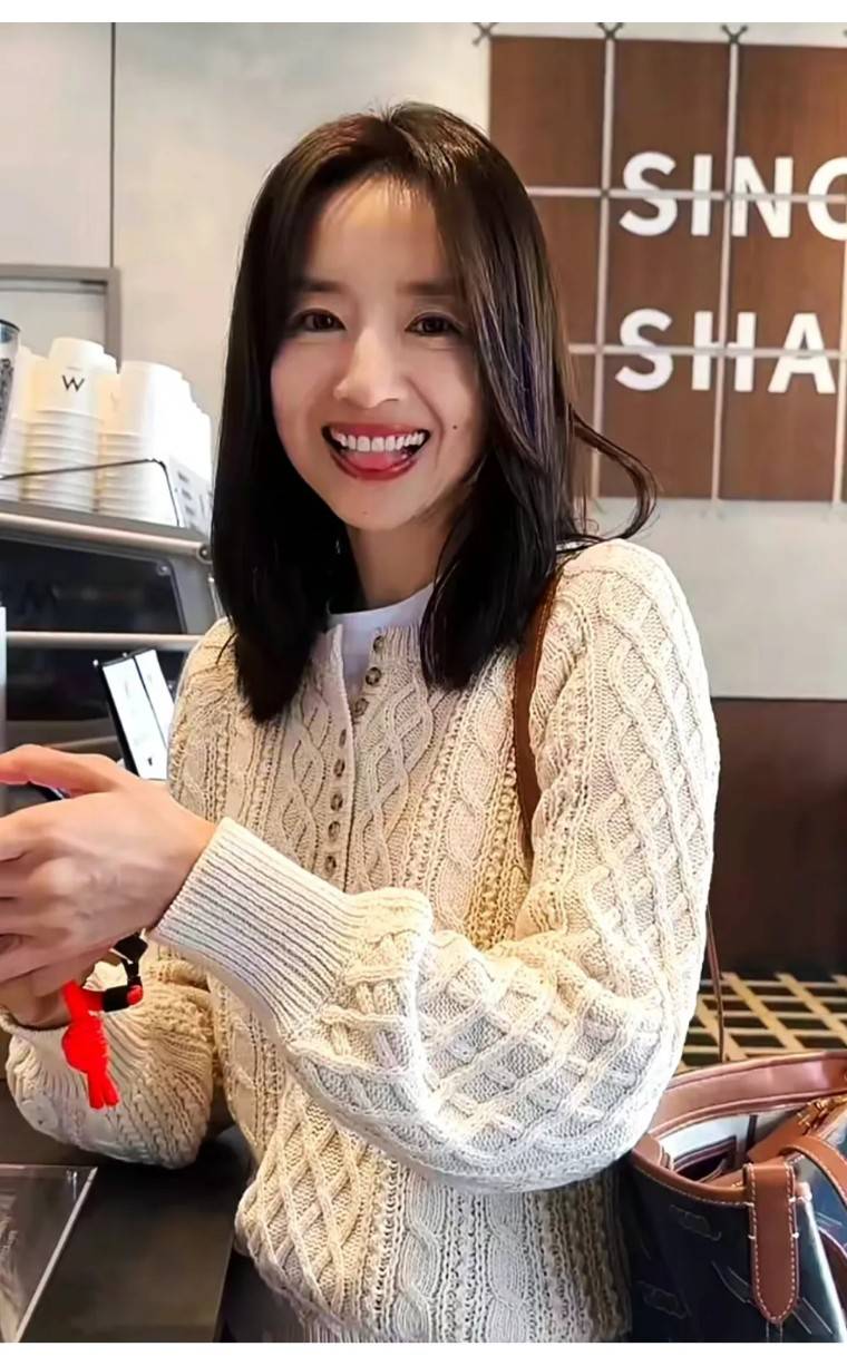 天后王菲也消费降级了看看最近几年她都穿了什么