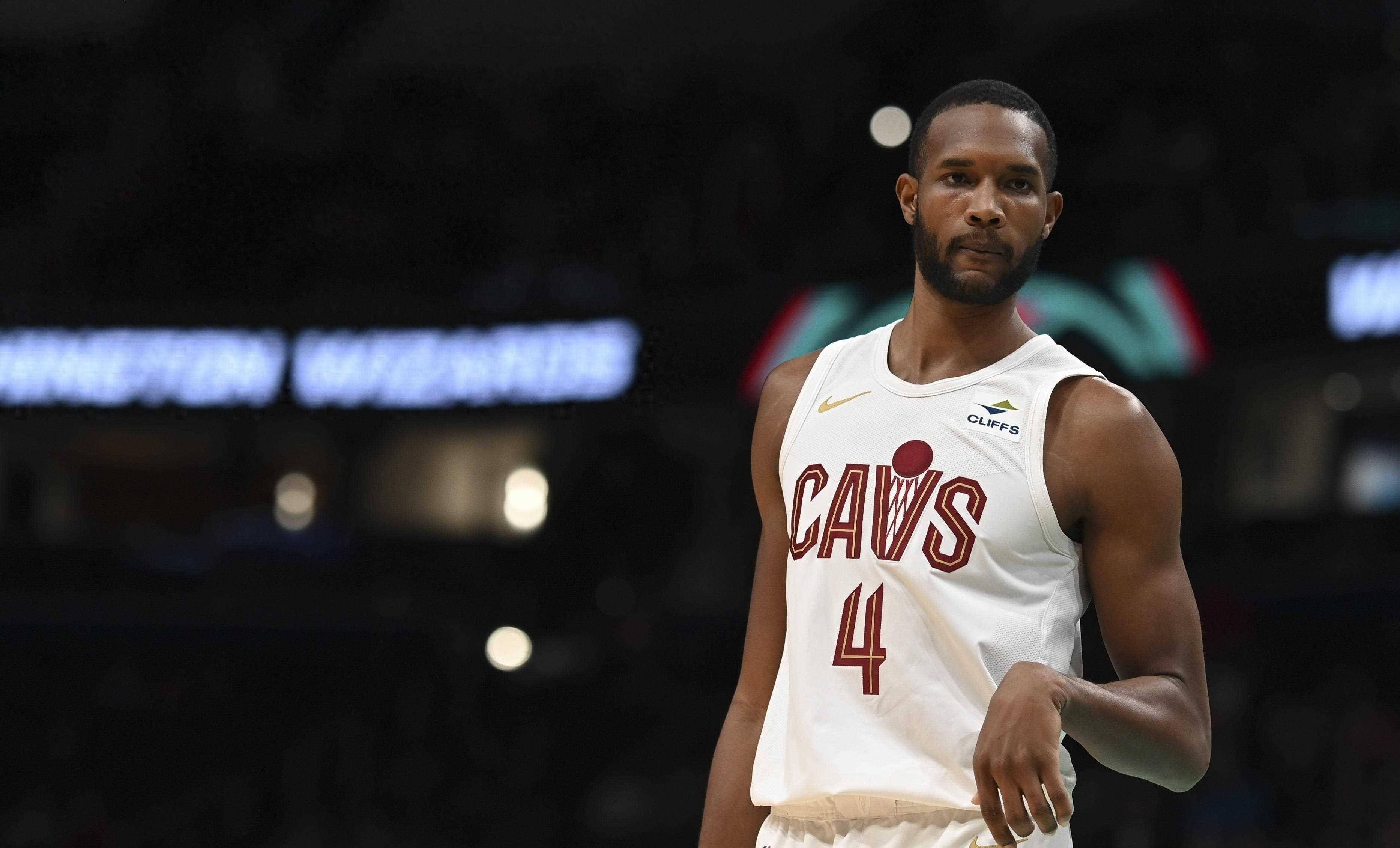 原创全能战士小莫布里13投7中揽下22分17板7助2帽2断