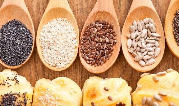 无机盐即无机化合物中的盐类,旧称矿物质,无机盐是存在于体内和食物中