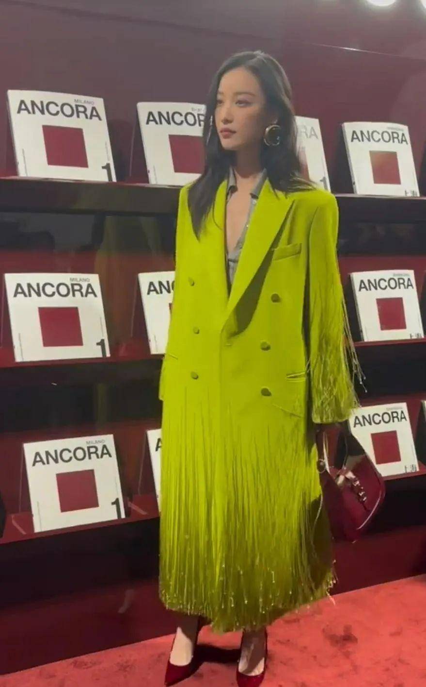 这一夜,白鹿造型翻车,张震穿睡衣像遛弯大叔,倪妮全靠脸撑着_活动