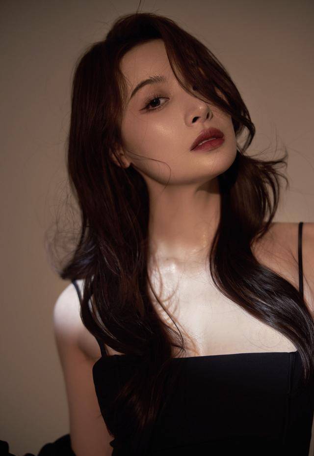 中国女演员隆妮:性感宣传照展现女性坚韧魅力_生活_作品_身材