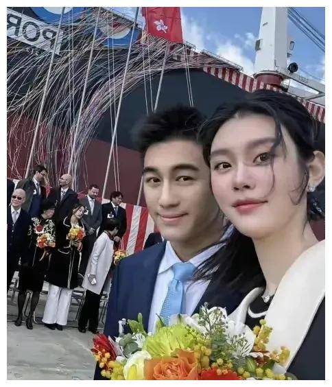 何猷君祝贺妻子生日,四太热情相伴,萌颜差不多