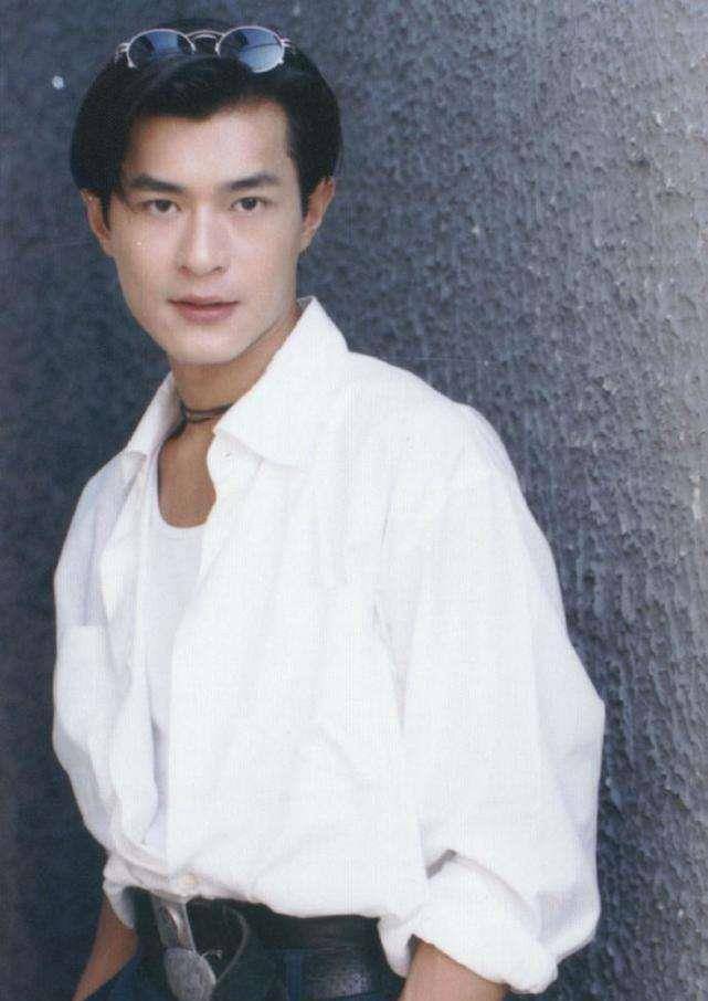 后来古天乐因为颜值出众被星探挖掘,拍了一些策划,mv后,进入了娱乐圈.