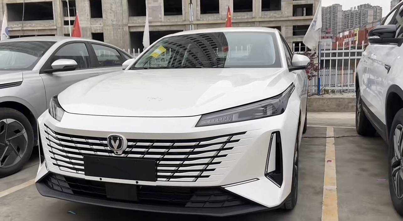 长安第三代逸动实车到店,长近4米8配悬浮大屏,入门170马力 7dct