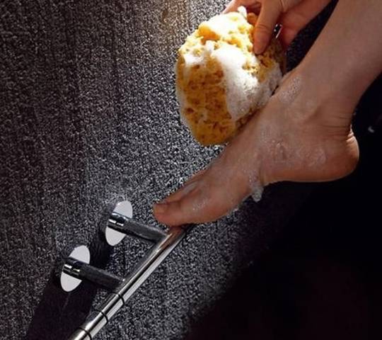 嘿嘿,那就是这个用处了,抬脚搓腿的时候,要是没这个,还真的容易滑倒呢