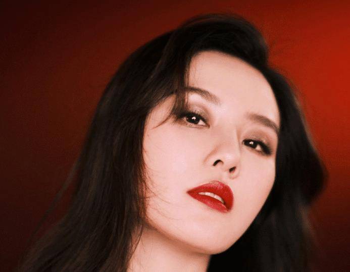 直到一位女明星的出现,大家的目光全部转移到她的身上,她就是刘诗诗