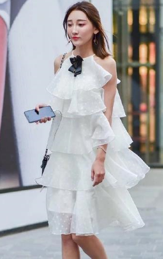 原创街拍穿衣打扮很成熟的美女一双大长腿让人目不转睛