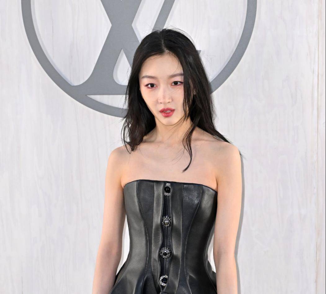 原创巴黎时装周怼脸生图明星纷纷出糗没了滤镜年龄感就出来了