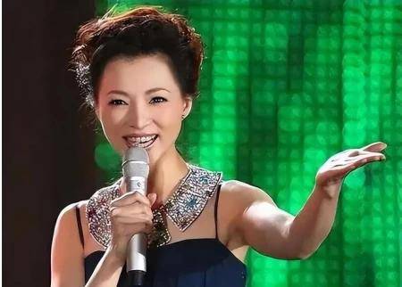 原创董卿归来央视给足面子名字放首位合影居c位刚回来就很拼