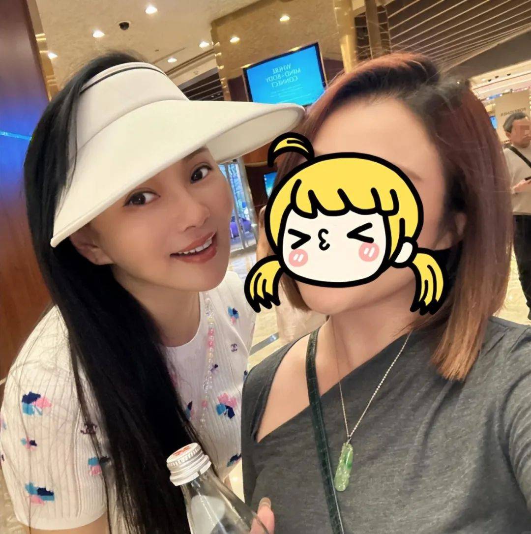 原创伊能静新加坡偶遇照曝光温柔合影无架子56岁状态超年轻