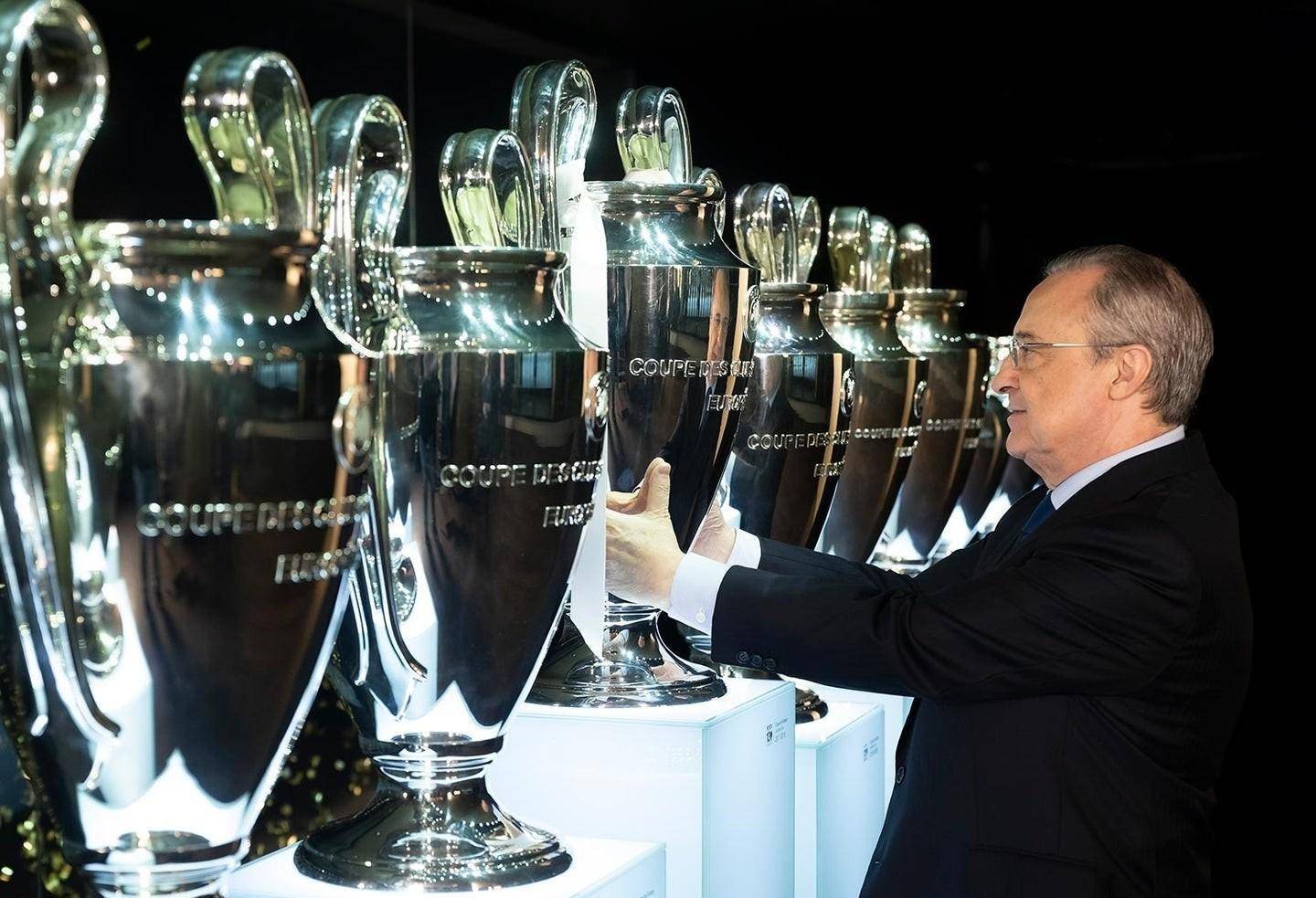 14座欧冠奖杯,8座世俱杯,5座欧洲超级杯,2座欧洲联盟杯,35座联赛冠军