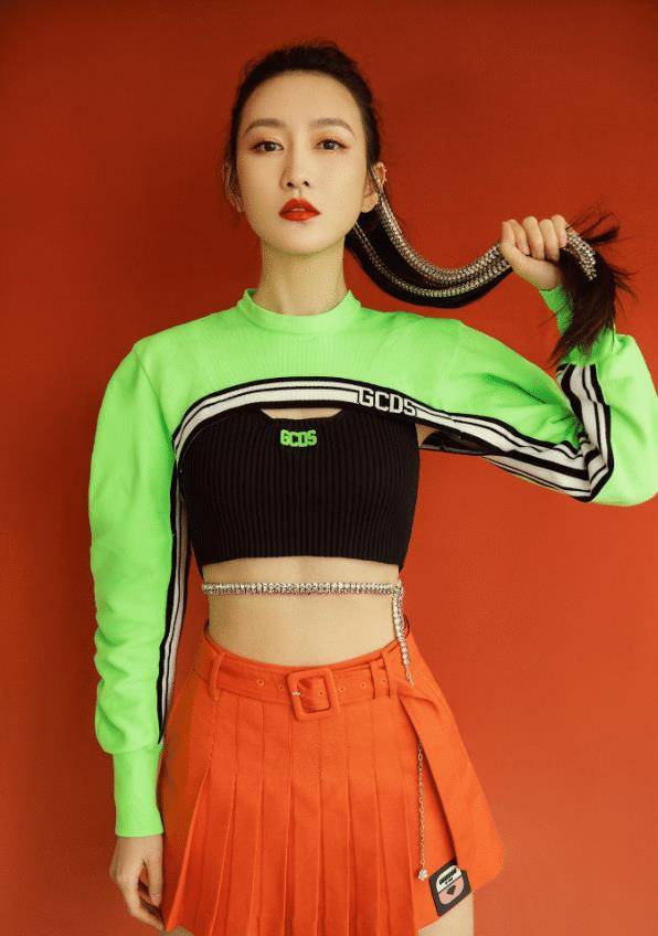 王鸥晒普拉提运动照,悬挂倒立大秀完美身材,黄金比例太迷人