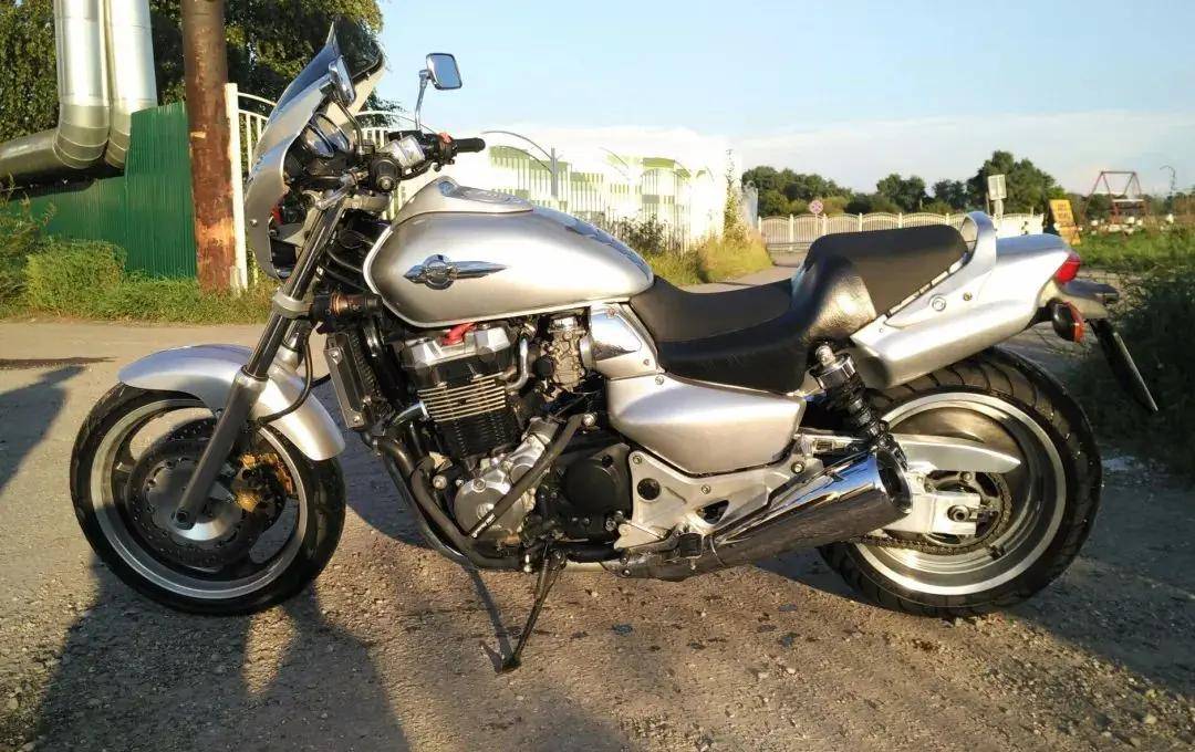 在观望已久之后,1995年本田在第31届东京车展上,首次展示了x4概念车.