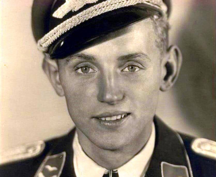 此人空战王牌深受女性热爱,躲过苏军追捕,还当了空军少将_巴克霍恩