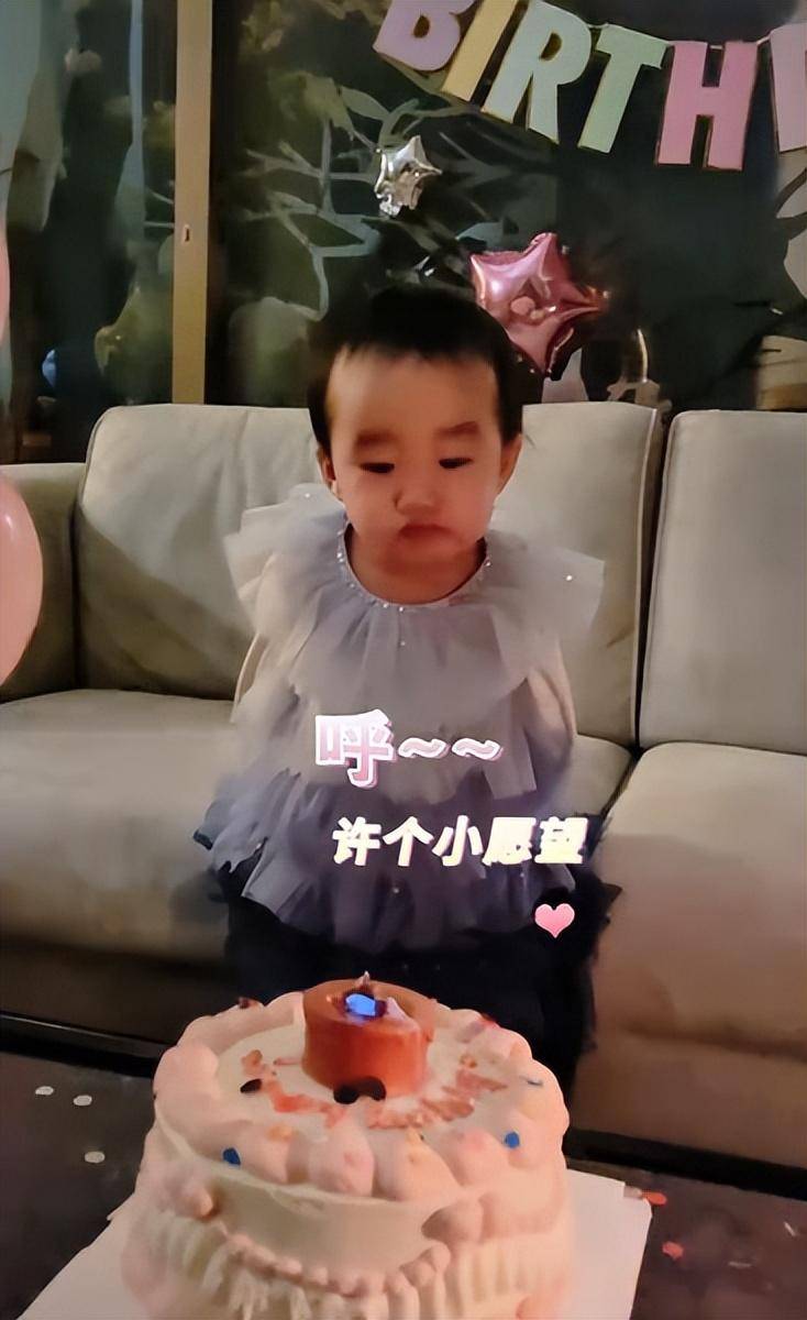 现场布置引热议,李嫣缺席已一年未回国_哈金_生日_孩子