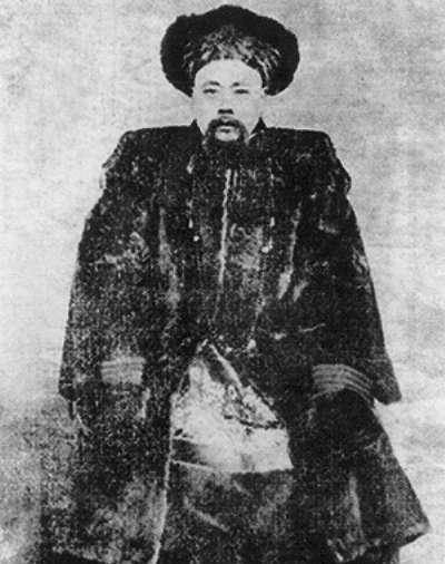 1900年,有一位名叫寿山的将军,驻守瑷珲,奉命抗击沙俄侵略者.