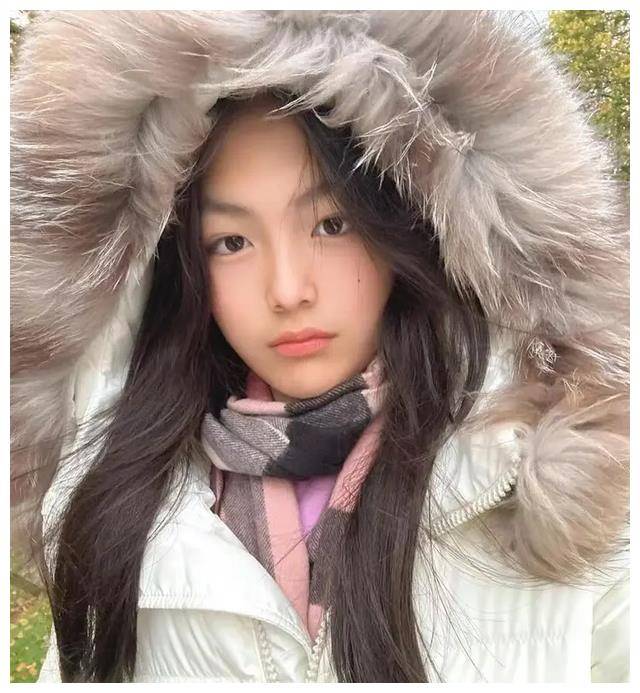 李湘女儿15岁重回英国长发成熟喜相逢与童年模样截然不同