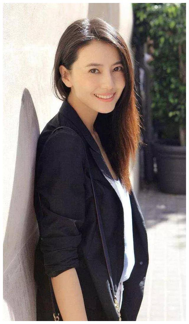 高圆圆街头现身44岁状态亮眼依旧气质优雅引人瞩目