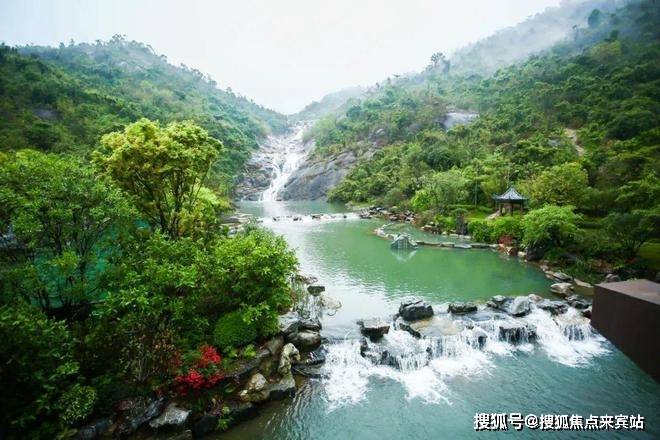 项目背靠罗浮山,象头山,环拥龙潭角,茶山,龟山五山,群山环抱的自然