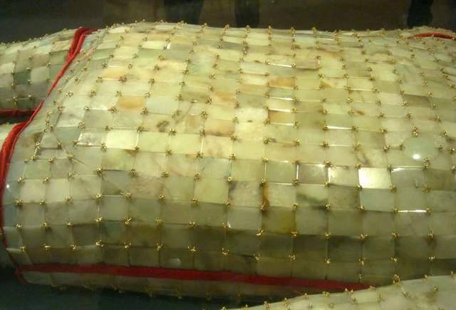 原创为啥盗墓贼遇到金缕玉衣都只抽金丝不拿玉石盗墓贼谁拿谁傻