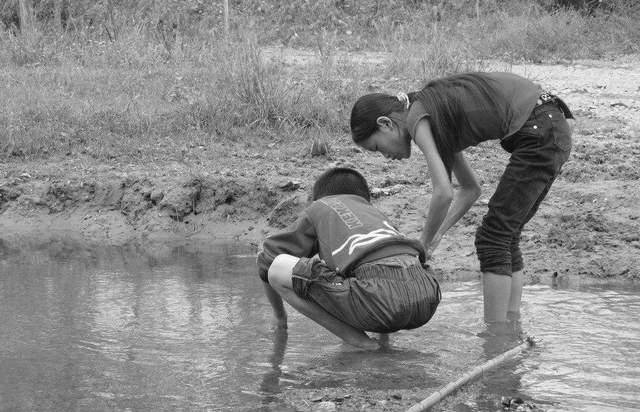 农村孩子在河里捡到巧克力是千年前的流通货币价值上亿