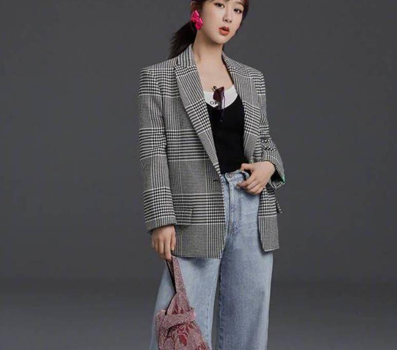 杨紫越来越仙气,身穿白裙很俏皮可爱,身材曲线太好惊艳众人