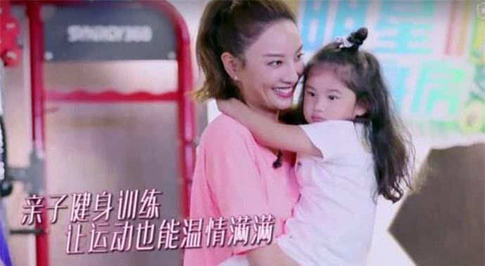 梁浸浸为啥是卷发 梁浸浸卷发是纯天然的还是怎样_郑希怡_网友_香港