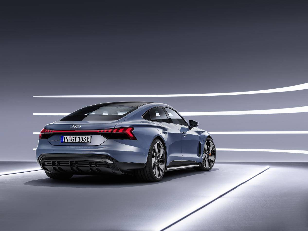 高性能电动轿跑车型中的标杆,奥迪 e-tron 表现出众