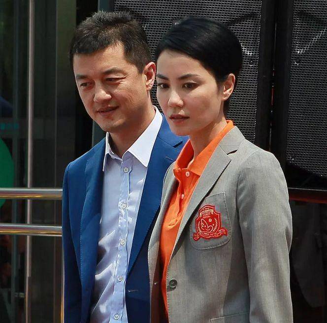 原创著名导演怒斥王菲谢霆锋受不了你俩一直暧昧要么领证要么分手