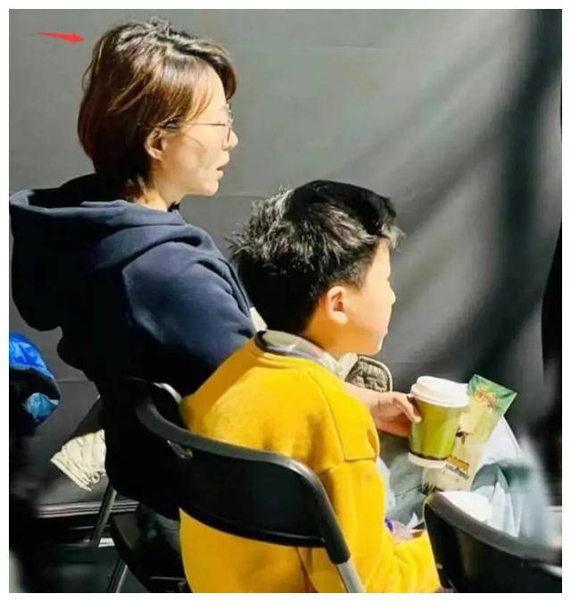 董卿携带儿子游动物园,朴素打扮引关注,儿子侧颜似妈._姐姐_妈妈_舞台