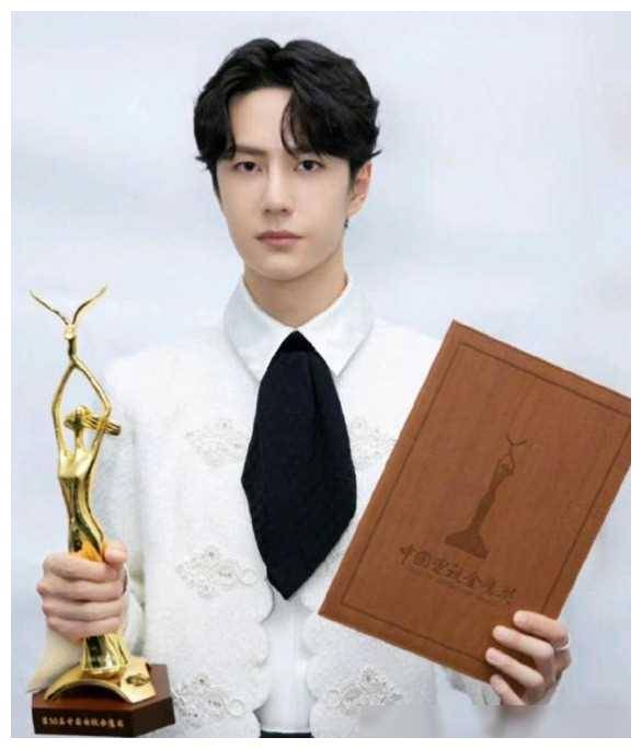 明星手持话筒漱口水相连伞下遮光背后天价片酬