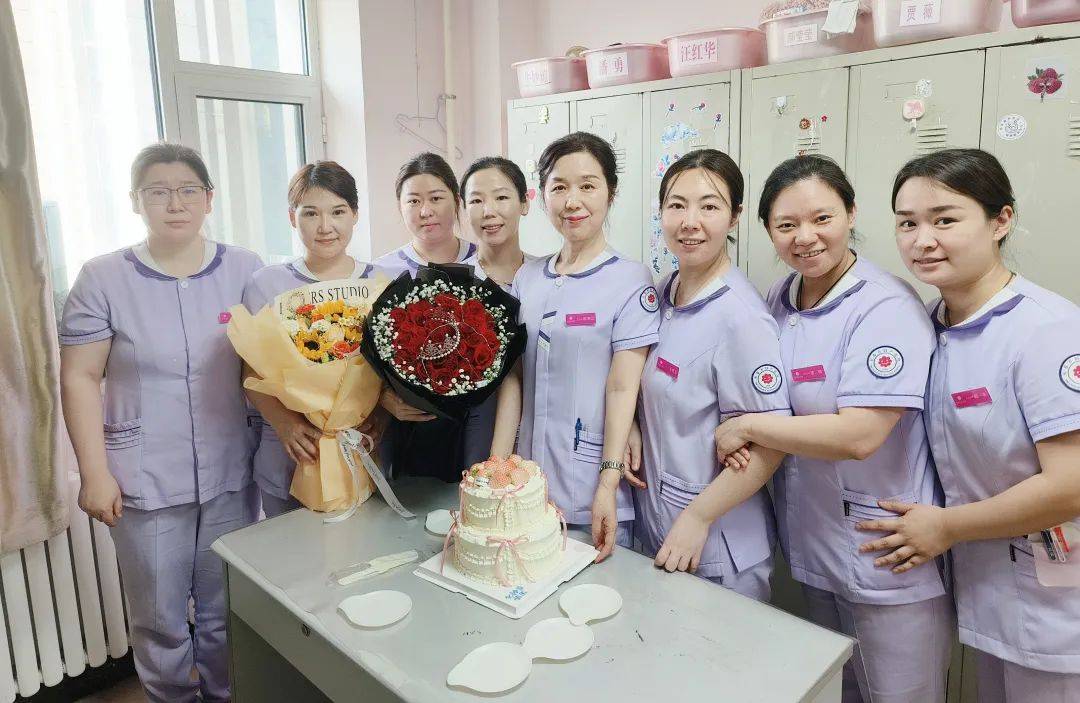 玫瑰花,并与大家分享蛋糕,庆祝节日;为宝爸们准备了送给妻子的贺卡,并