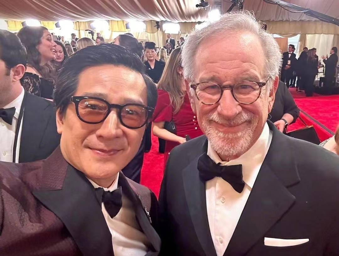 原创关继威懒理被歧视争议狂晒与好莱坞大佬们的合影秒变合影达人