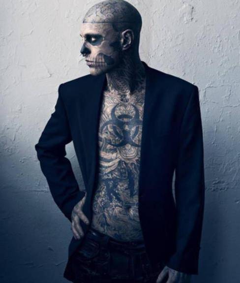 瑞克选择把自己的全身都纹上纹身,这样自己就是最独特的存在.