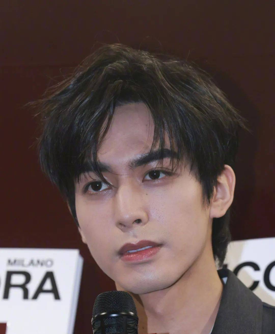 这一夜白鹿造型翻车张震穿睡衣像遛弯大叔倪妮全靠脸撑着